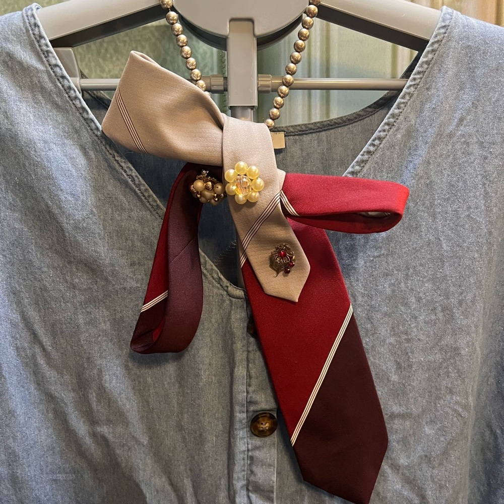 Stylish Red and Grey Tie Necklace with Brooches